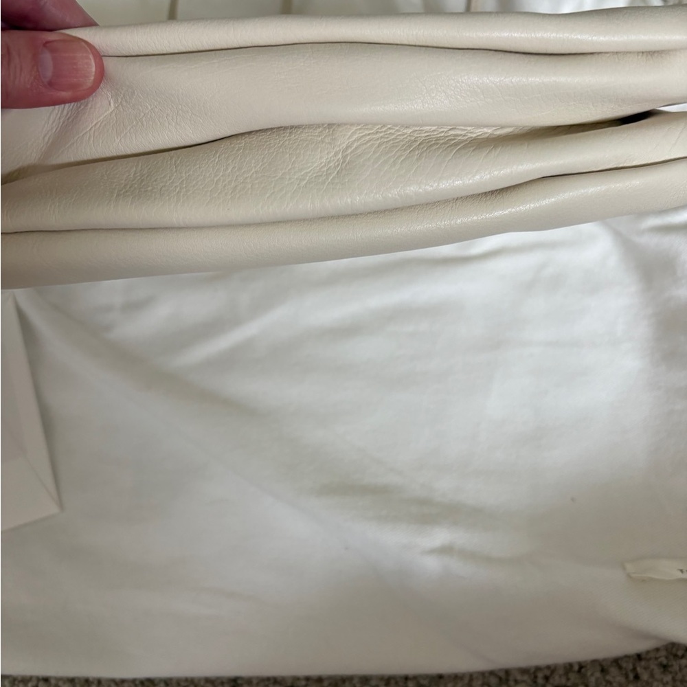 The row Elegant White Leather Shoulder Bag - Picture 4 of 6